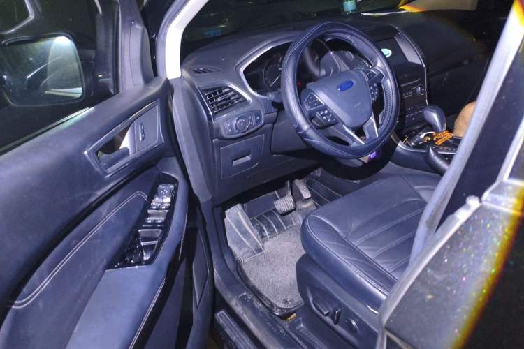 Used Ford Edge 2016 EcoBoost 245 Two-Wheel-Drive Titanium 7-Seater Driver Seat