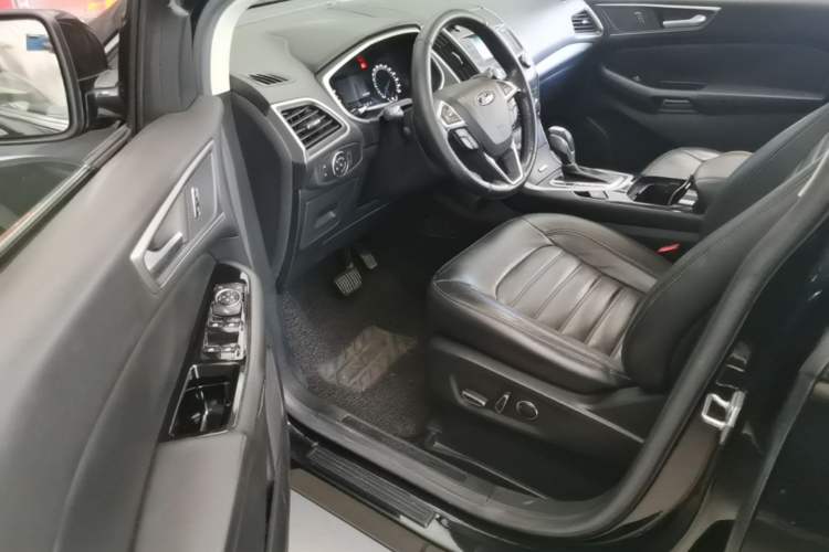 Used Ford Edge 2016 EcoBoost 245 Two-Wheel-Drive Platinum Edition 7-Seater Driver Seat