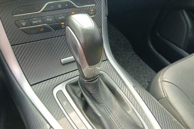 Used Ford Edge 2016 EcoBoost 245 Two-Wheel-Drive Titanium 7-Seater Gear Lever