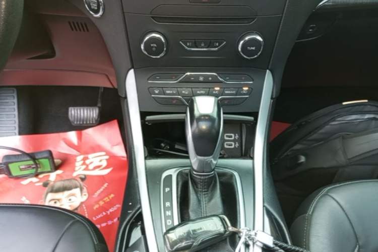 Used Ford Edge 2016 EcoBoost 245 Two-Wheel-Drive Titanium 7-Seater Gear Lever
