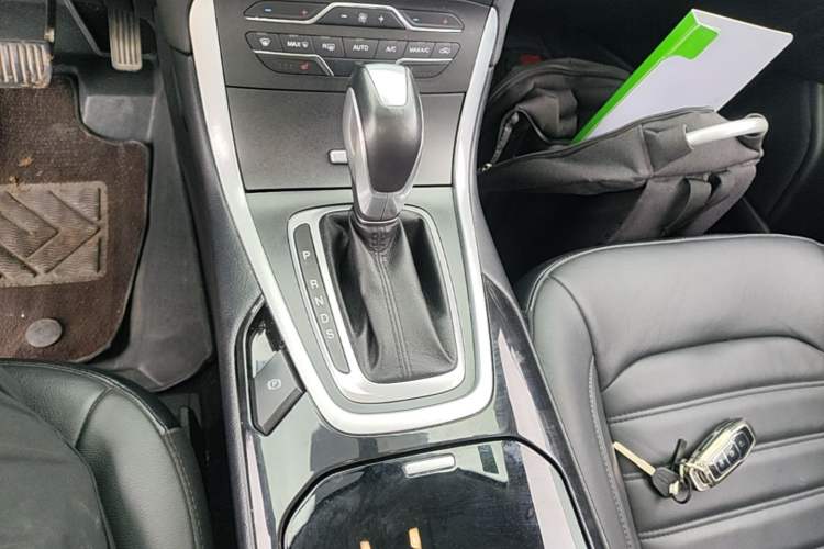 Used Ford Edge 2016 EcoBoost 245 Two-Wheel-Drive Titanium 7-Seater Gear Lever