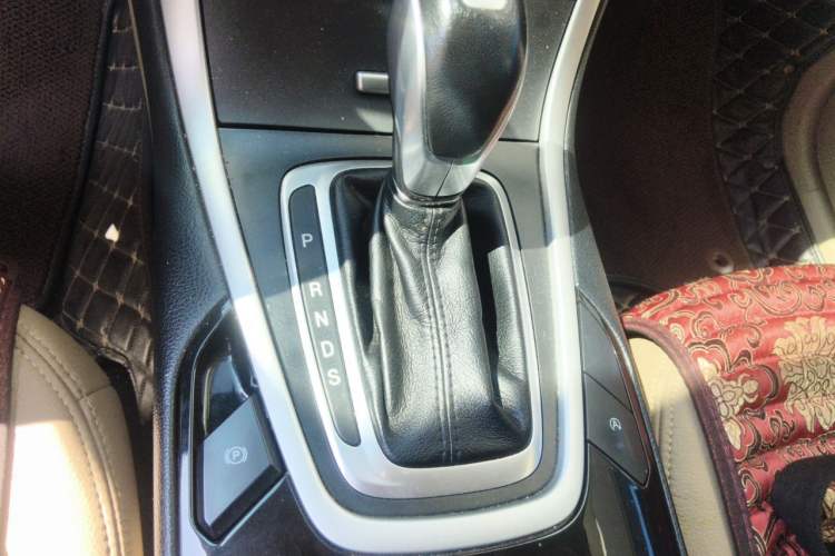 Used Ford Edge 2016 EcoBoost 245 Two-Wheel-Drive Titanium 5-Seater Gear Lever