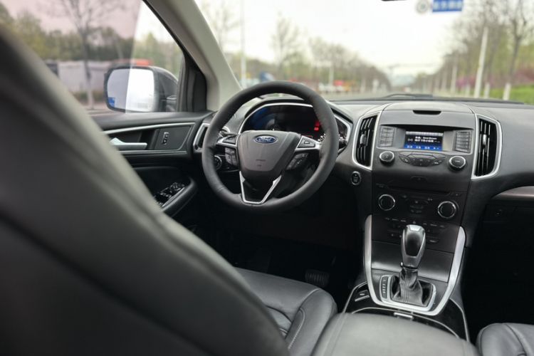 Used Ford Edge 2016 EcoBoost 245 Two-Wheel-Drive Platinum Edition 7-Seater Gear Lever