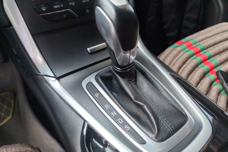Used Ford Edge 2016 EcoBoost 245 Two-Wheel-Drive Titanium 7-Seater Gear Lever