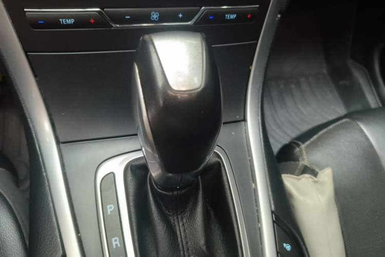 Used Ford Edge 2016 EcoBoost 245 Four-Wheel Drive Titanium 7-Seater Gear Lever
