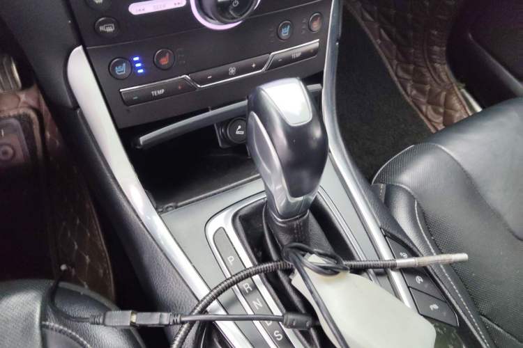 Used Ford Edge 2016 EcoBoost 245 Four-Wheel Drive Titanium 7-Seater Gear Lever