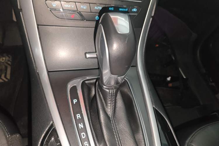 Used Ford Edge 2016 EcoBoost 245 Two-Wheel-Drive Titanium 7-Seater Gear Lever