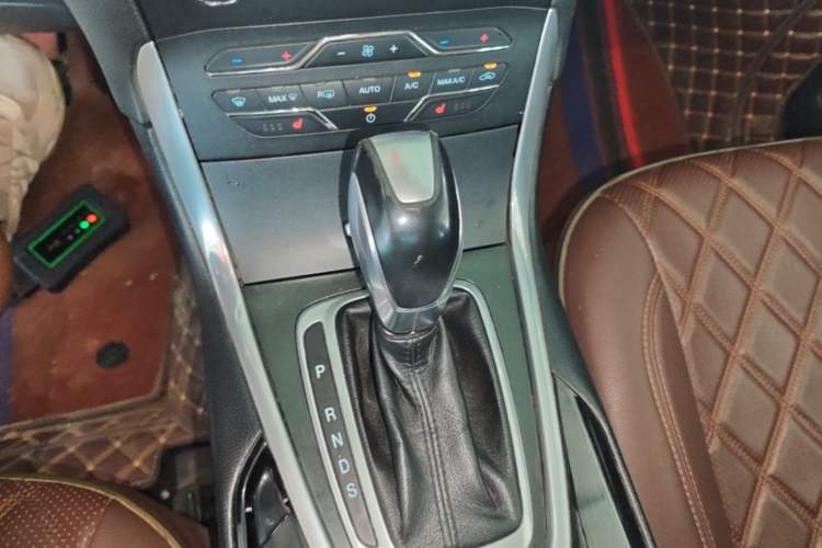 Used Ford Edge 2016 EcoBoost 245 Four-Wheel Drive Titanium Edition 7-Seater Gear Lever