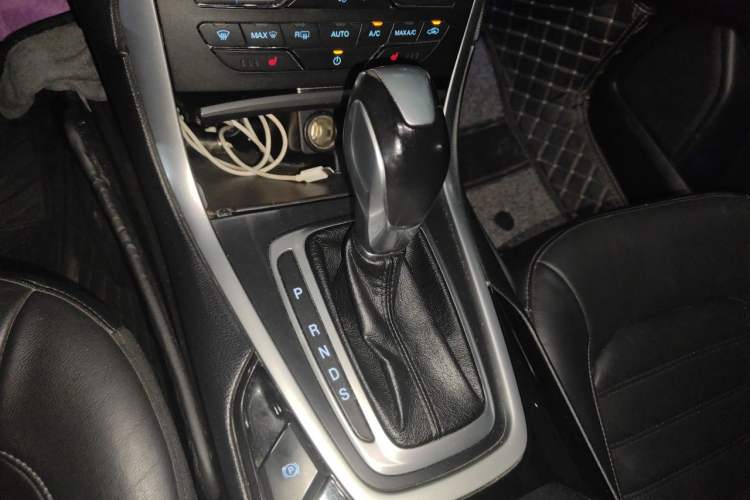 Used Ford Edge 2016 EcoBoost 245 Two-Wheel-Drive Titanium 7-Seater Gear Lever