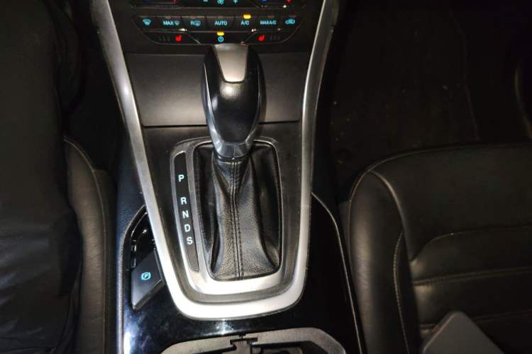 Used Ford Edge 2016 EcoBoost 245 Four-Wheel Drive Titanium Edition 7-Seater Gear Lever