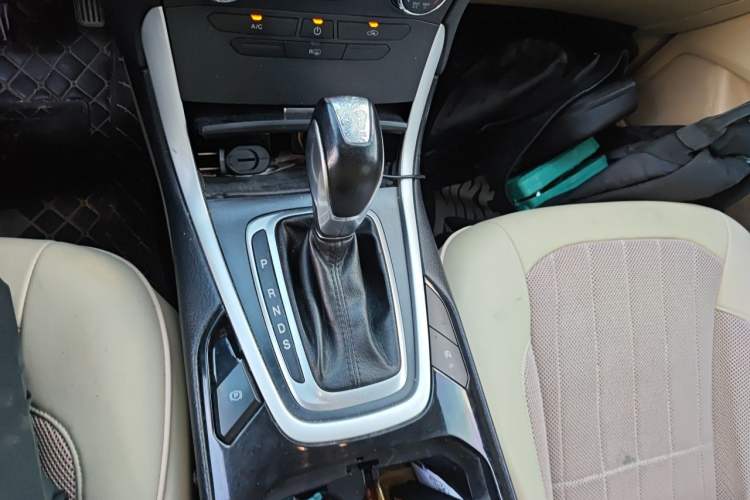 Used Ford Edge 2016 EcoBoost 245 Two-Wheel-Drive Titanium 5-Seater Gear Lever
