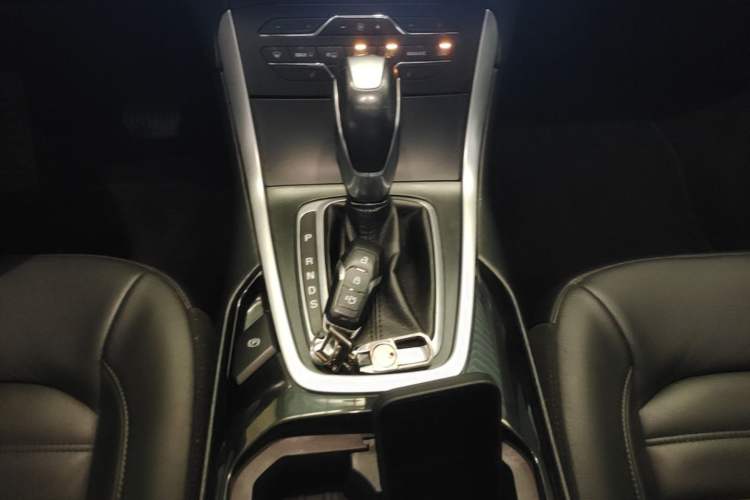 Used Ford Edge 2016 EcoBoost 245 Two-Wheel-Drive Titanium 7-Seater Gear Lever