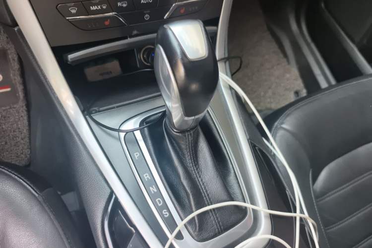 Used Ford Edge 2016 EcoBoost 245 Two-Wheel-Drive Titanium 7-Seater Gear Lever