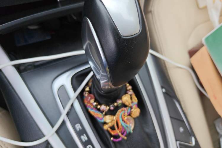 Used Ford Edge 2016 EcoBoost 245 Two-Wheel-Drive Titanium 5-Seater Gear Lever