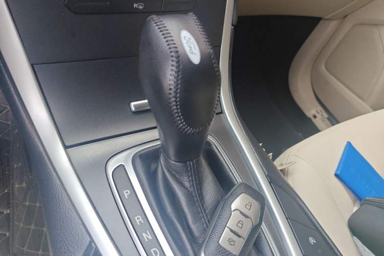 Used Ford Edge 2016 EcoBoost 245 Two-Wheel-Drive Titanium 5-Seater Gear Lever