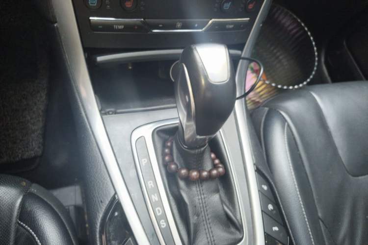 Used Ford Edge 2016 EcoBoost 245 Four-Wheel Drive Titanium 7-Seater Gear Lever