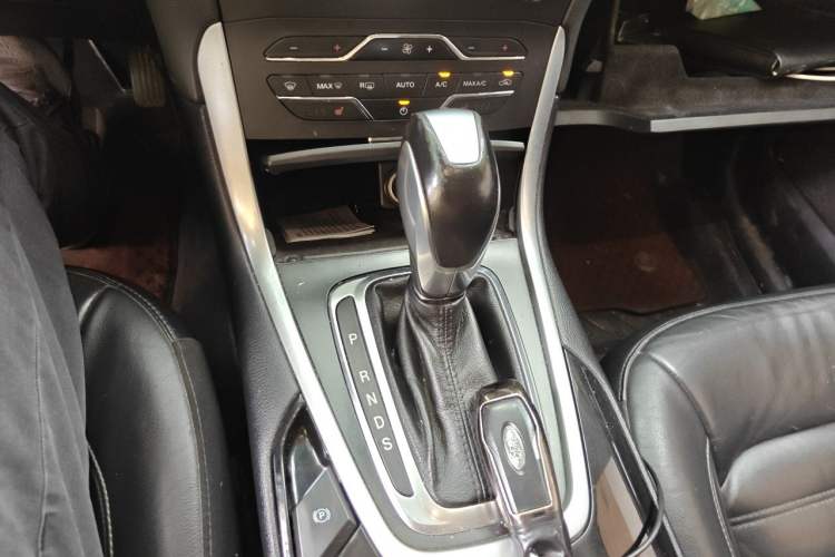 Used Ford Edge 2016 EcoBoost 245 Two-Wheel-Drive Titanium 7-Seater Gear Lever