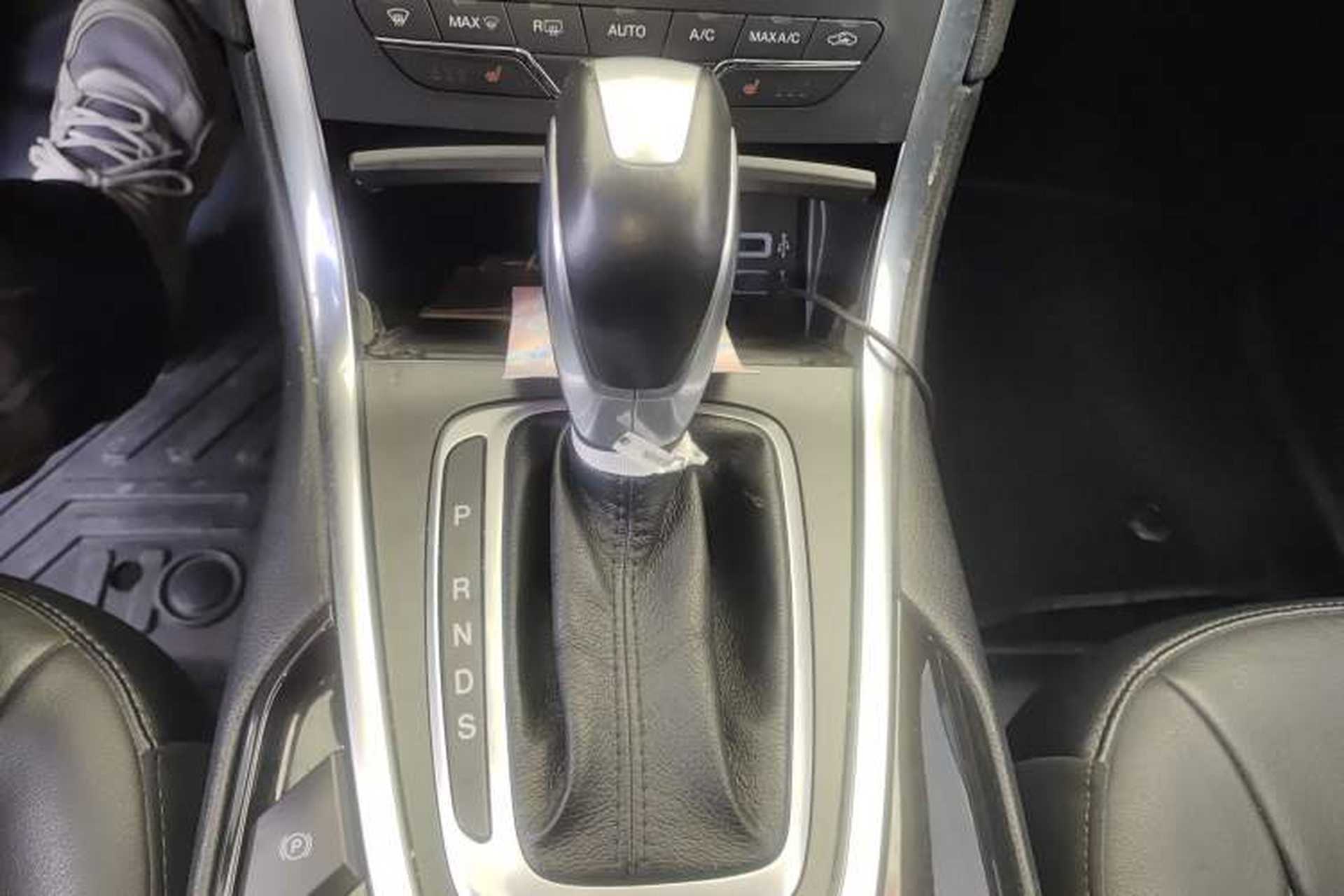 Used Ford Edge 2016 EcoBoost 245 Two-Wheel-Drive Titanium 7-Seater Gear Lever