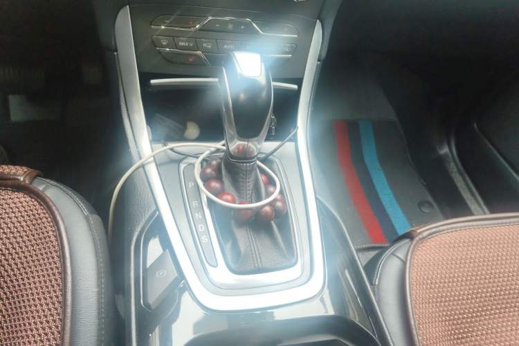 Used Ford Edge 2016 EcoBoost 245 Two-Wheel-Drive Titanium 7-Seater Gear Lever