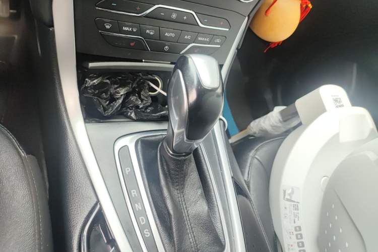 Used Ford Edge 2016 EcoBoost 245 Four-Wheel Drive Titanium Edition 7-Seater Gear Lever