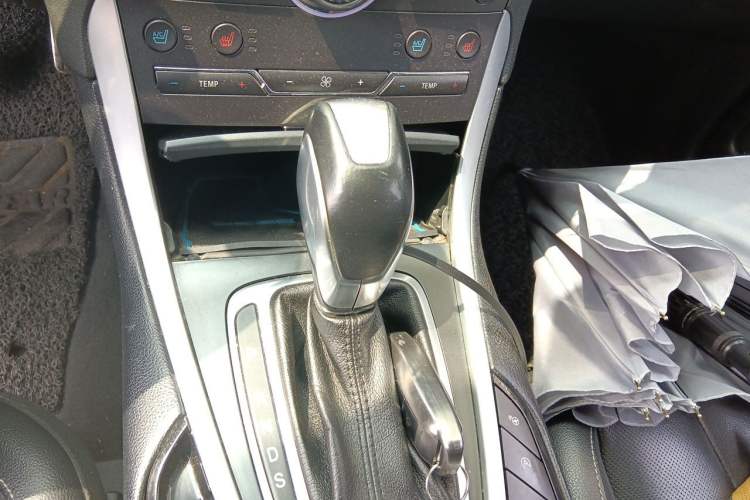 Used Ford Edge 2016 EcoBoost 245 Four-Wheel Drive Titanium 7-Seater Gear Lever