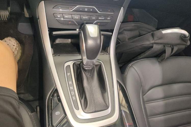 Used Ford Edge 2016 EcoBoost 245 Two-Wheel-Drive Titanium 7-Seater Gear Lever