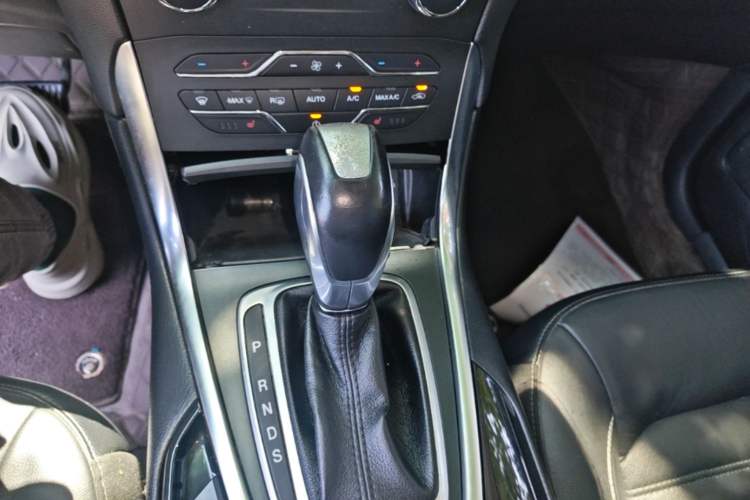 Used Ford Edge 2016 EcoBoost 245 Four-Wheel Drive Titanium Edition 7-Seater Gear Lever