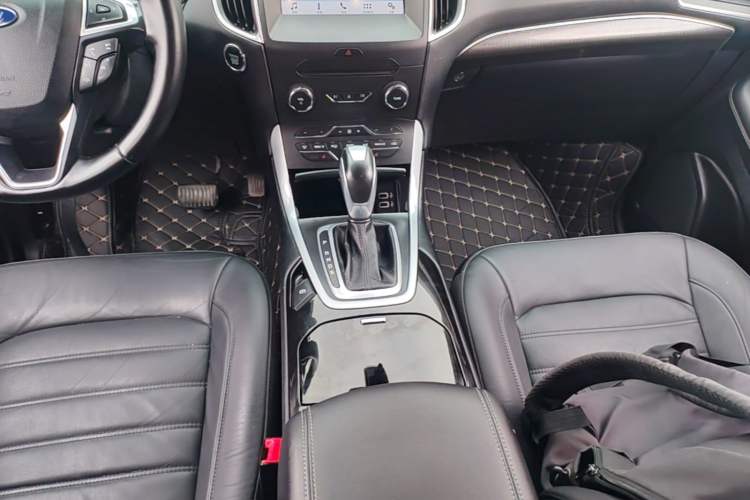 Used Ford Edge 2016 EcoBoost 245 Two-Wheel-Drive Titanium 7-Seater Gear Lever