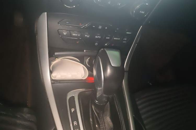 Used Ford Edge 2016 EcoBoost 245 Two-Wheel-Drive Titanium 7-Seater Gear Lever