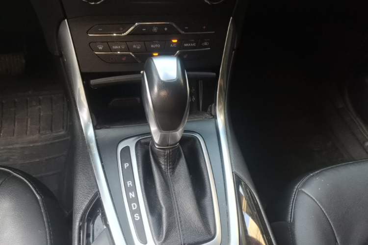 Used Ford Edge 2016 EcoBoost 245 Four-Wheel Drive Titanium Edition 7-Seater Gear Lever