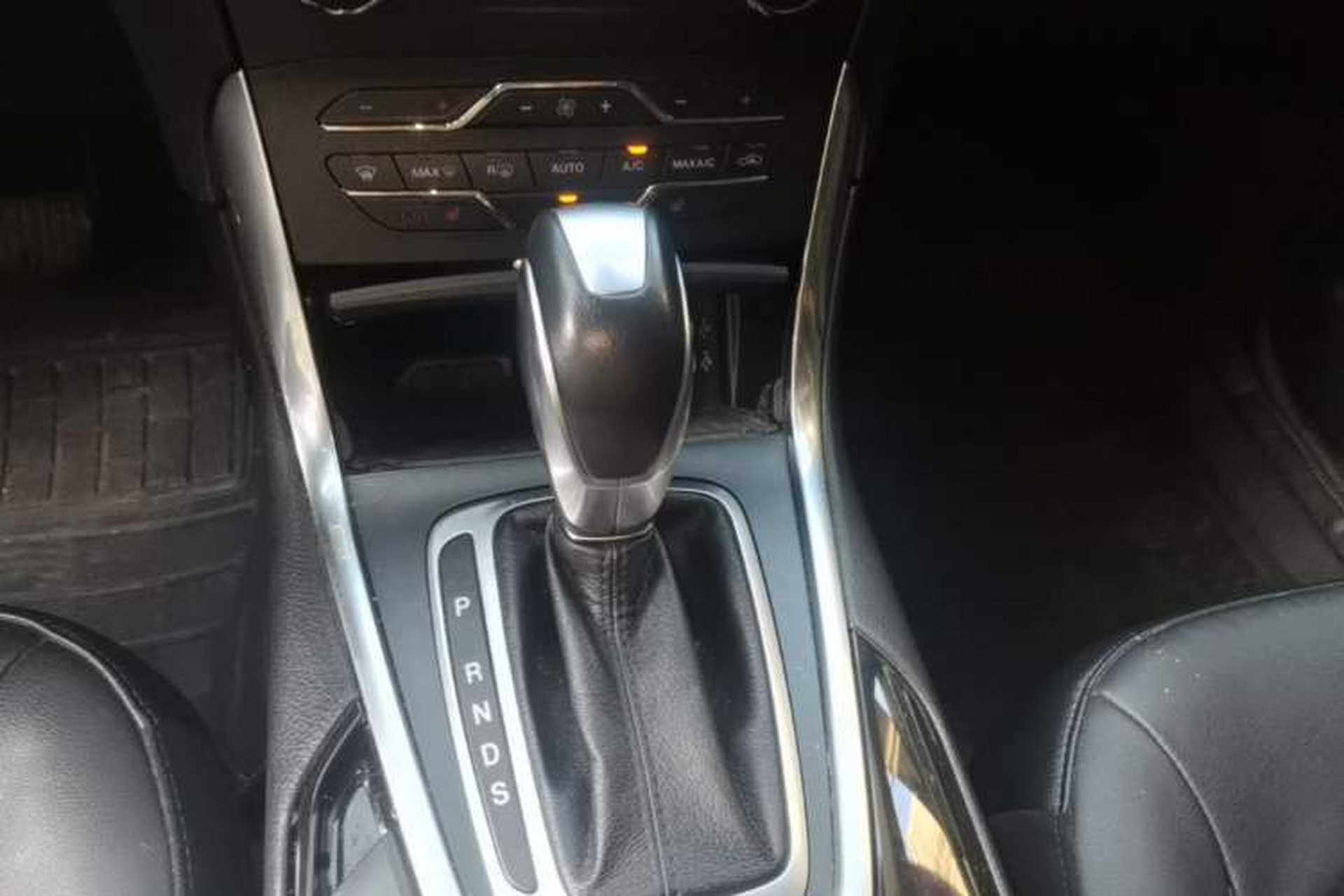 Used Ford Edge 2016 EcoBoost 245 Four-Wheel Drive Titanium Edition 7-Seater Gear Lever
