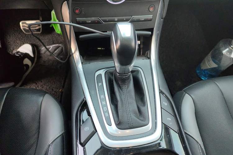 Used Ford Edge 2016 EcoBoost 330 V6 Four-Wheel Drive Sporty 7-Seater Gear Lever