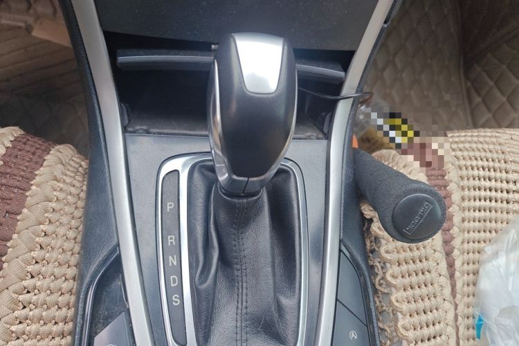 Used Ford Edge 2016 EcoBoost 245 Two-Wheel-Drive Titanium 5-Seater Gear Lever