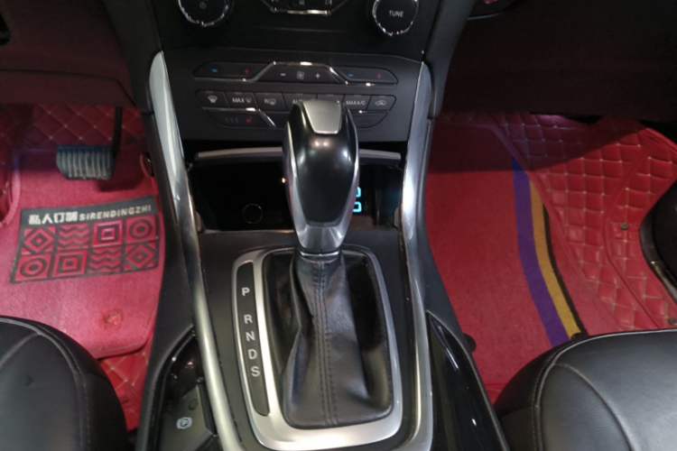 Used Ford Edge 2016 EcoBoost 245 Two-Wheel-Drive Titanium 7-Seater Gear Lever