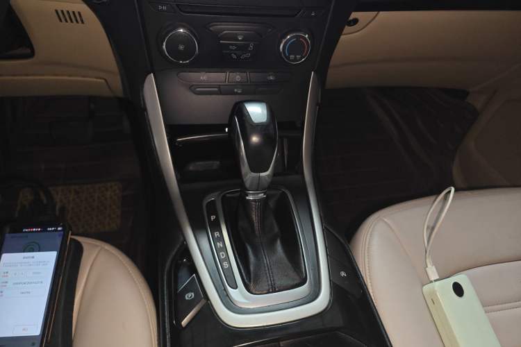 Used Ford Edge 2016 EcoBoost 245 Two-Wheel-Drive Titanium 5-Seater Gear Lever