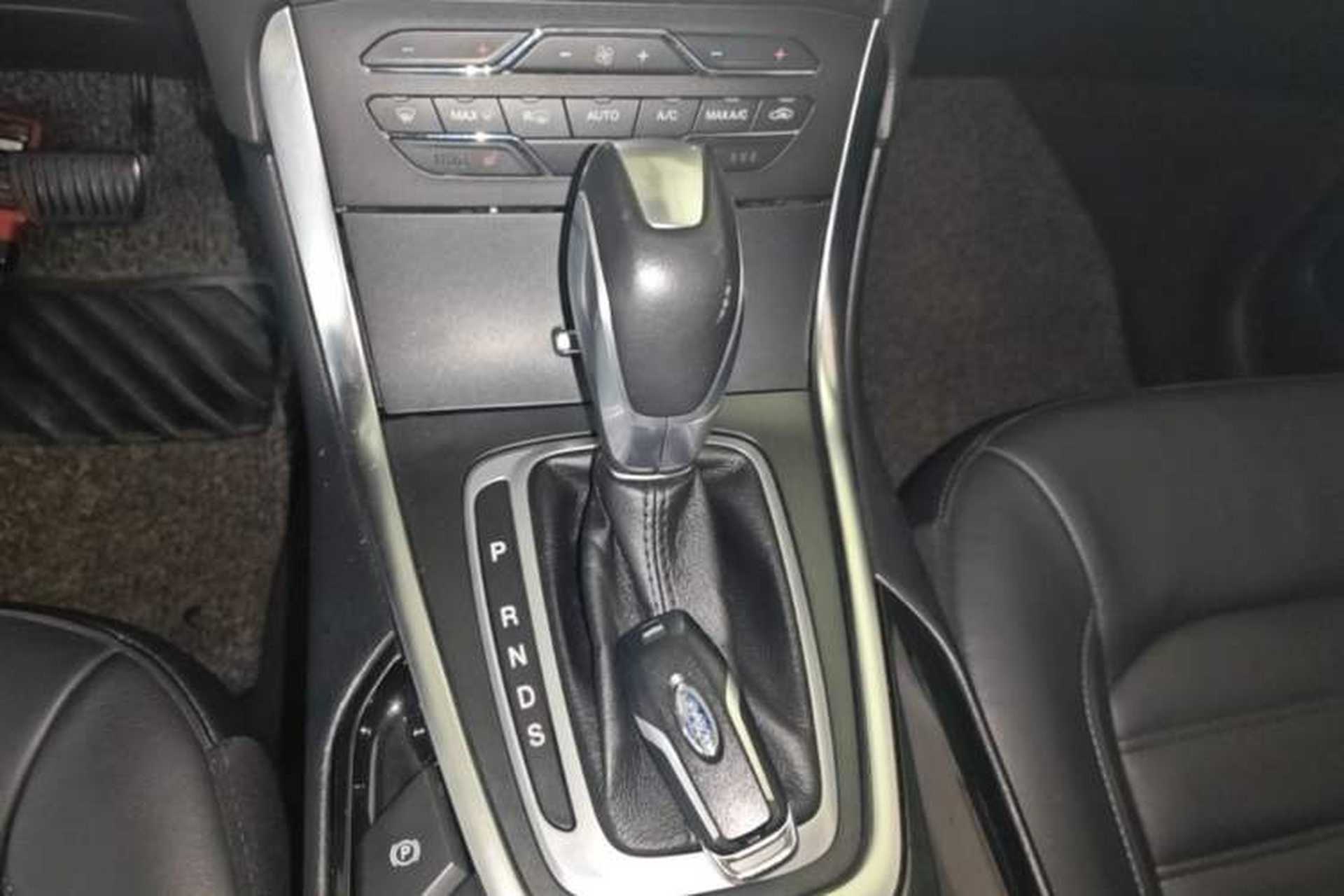 Used Ford Edge 2016 EcoBoost 245 Two-Wheel-Drive Titanium 7-Seater Gear Lever