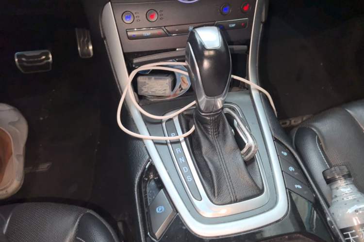 Used Ford Edge 2016 EcoBoost 245 Four-Wheel Drive Titanium 7-Seater Gear Lever