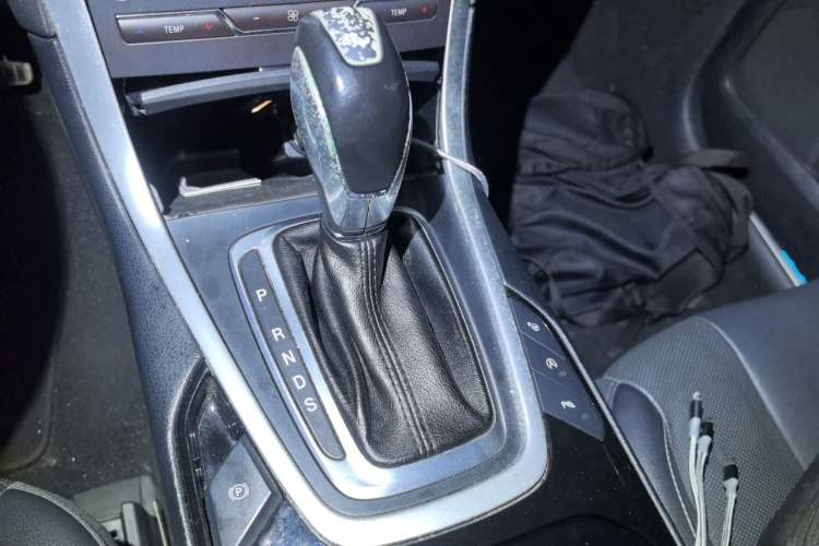 Used Ford Edge 2016 EcoBoost 245 Four-Wheel Drive Titanium 7-Seater Gear Lever