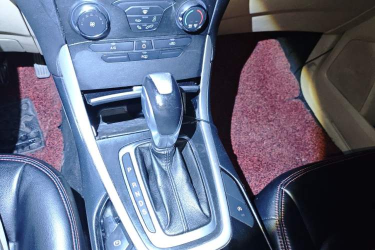 Used Ford Edge 2016 EcoBoost 245 Two-Wheel-Drive Titanium 5-Seater Gear Lever