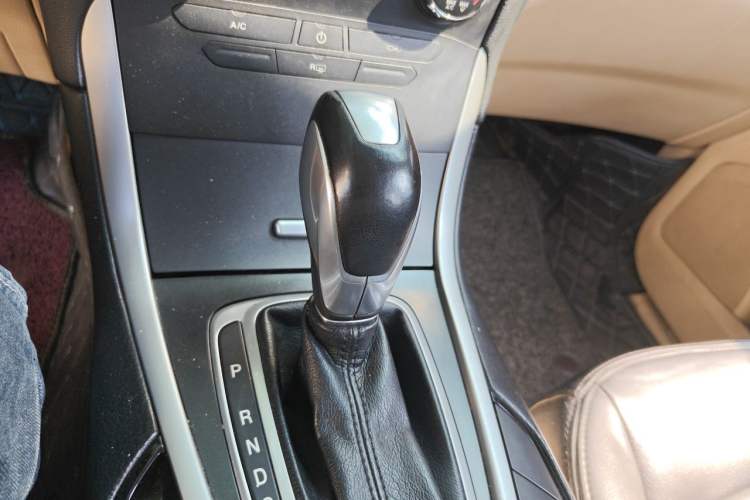 Used Ford Edge 2016 EcoBoost 245 Two-Wheel-Drive Titanium 5-Seater Gear Lever