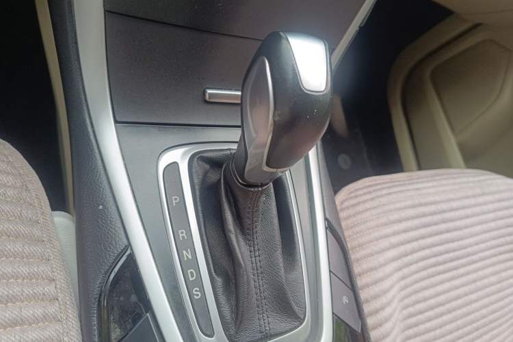 Used Ford Edge 2016 EcoBoost 245 Two-Wheel-Drive Titanium 5-Seater Gear Lever
