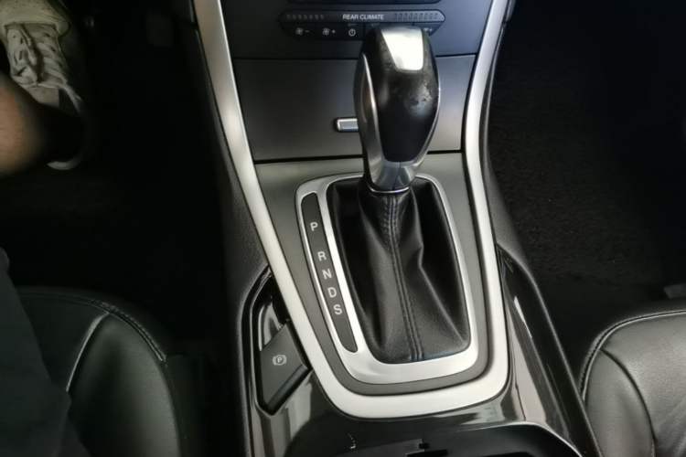 Used Ford Edge 2016 EcoBoost 245 Two-Wheel-Drive Platinum Edition 7-Seater Gear Lever