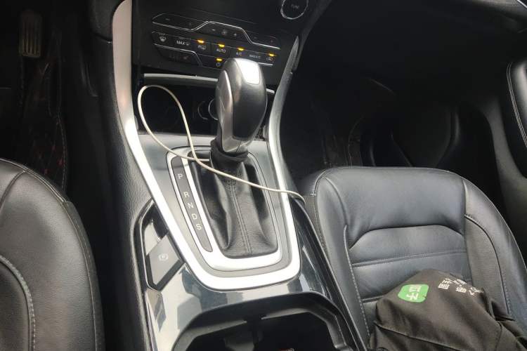 Used Ford Edge 2016 EcoBoost 245 Two-Wheel-Drive Titanium 7-Seater Gear Lever