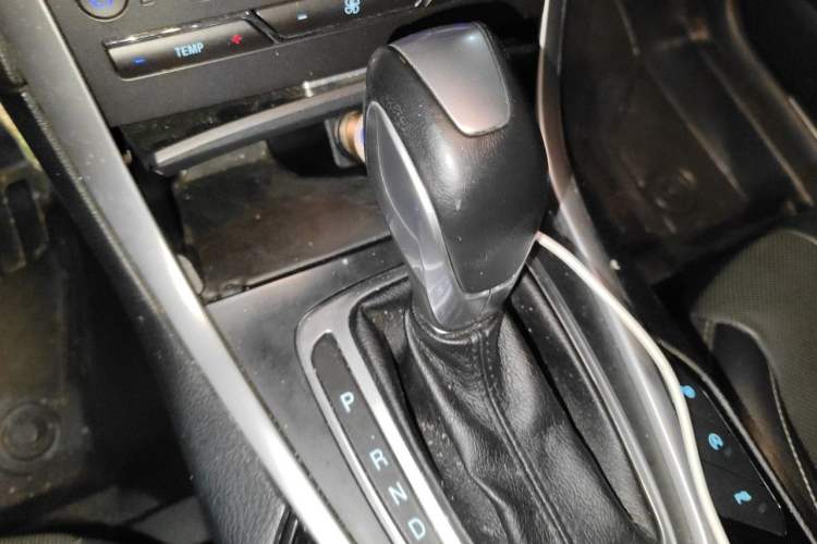 Used Ford Edge 2016 EcoBoost 245 Four-Wheel Drive Titanium 7-Seater Gear Lever