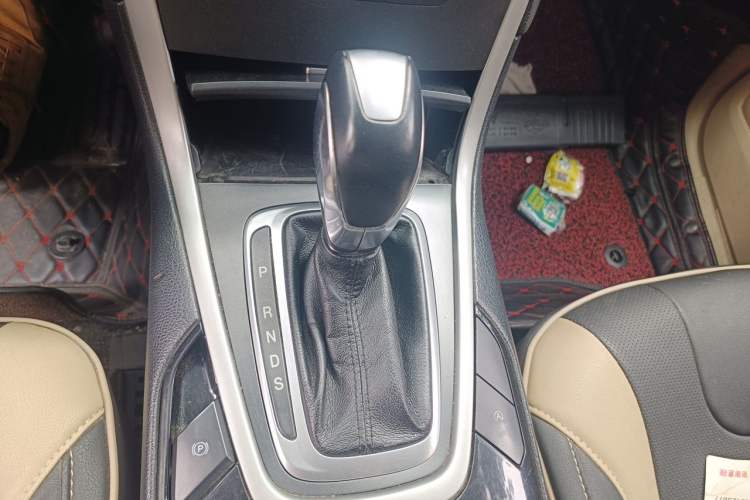 Used Ford Edge 2016 EcoBoost 245 Two-Wheel-Drive Titanium 5-Seater Gear Lever