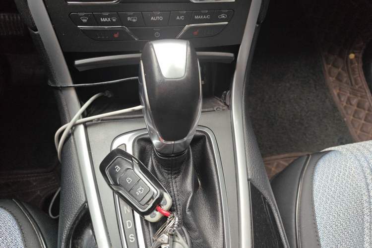 Used Ford Edge 2016 EcoBoost 245 Four-Wheel Drive Titanium Edition 7-Seater Gear Lever