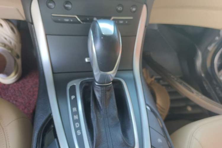 Used Ford Edge 2016 EcoBoost 245 Two-Wheel-Drive Titanium 5-Seater Gear Lever