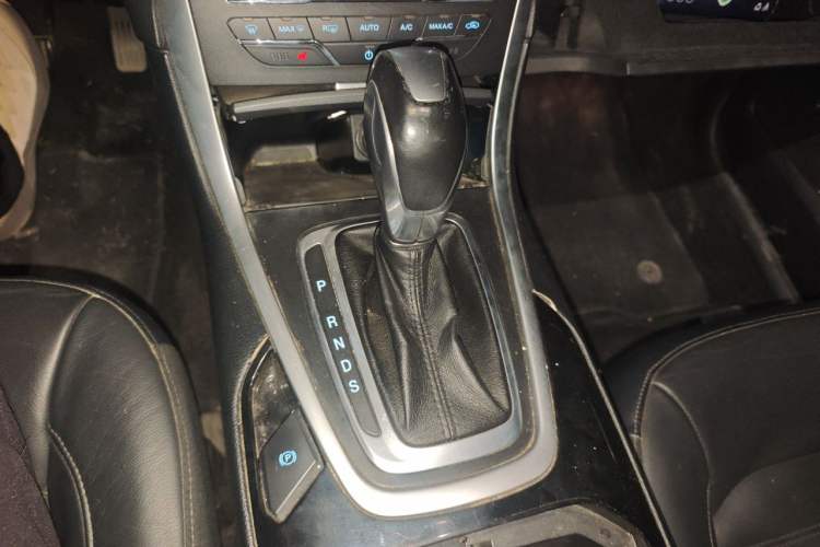 Used Ford Edge 2016 EcoBoost 245 Two-Wheel-Drive Titanium 7-Seater Gear Lever