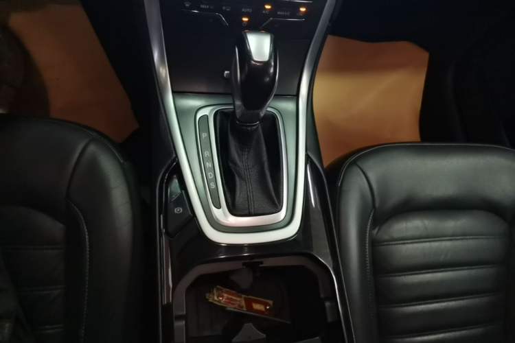 Used Ford Edge 2016 EcoBoost 245 Two-Wheel-Drive Titanium 7-Seater Gear Lever