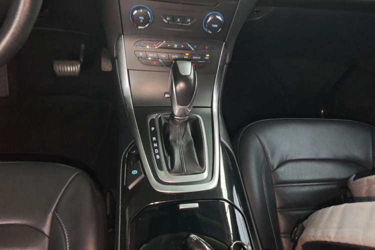 Used Ford Edge 2016 EcoBoost 245 Two-Wheel-Drive Titanium 7-Seater Gear Lever